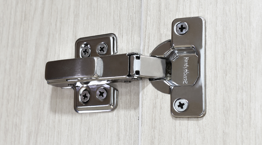 Handy Home, La primera línea de productos de Handy Home fue Tubos y accesorios para closet, posteriormente se empiezan a comercializar Herrajes para muebles, una línea extensa que ha ido abarcando productos como Correderas para cajón, bisagras para muebles, rodajas, accesorios diversos y últimamente accesorios de cocina y patas para sofá; además de también comercializar Jaladeras y Botones con diseños y materiales diversos para todo tipo de gustos decorativos y funcionales para gabinetes y cajones. - BISAGRAS