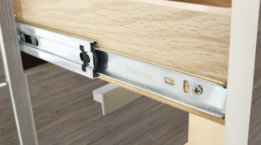 Handy Home, La primera línea de productos de Handy Home fue Tubos y accesorios para closet, posteriormente se empiezan a comercializar Herrajes para muebles, una línea extensa que ha ido abarcando productos como Correderas para cajón, bisagras para muebles, rodajas, accesorios diversos y últimamente accesorios de cocina y patas para sofá; además de también comercializar Jaladeras y Botones con diseños y materiales diversos para todo tipo de gustos decorativos y funcionales para gabinetes y cajones. - CORREDERAS