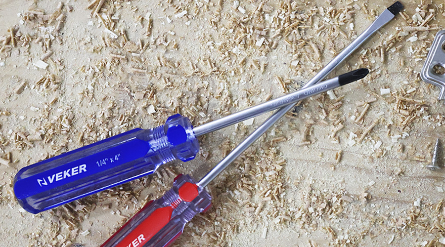 Veker, La marca tiene sede en Monterrey, N.L. desde 2004 iniciando con la línea de Tornillos para Madera colaborando con la línea de Herrajes para madera manejada por la marca hermana Handy Home, posteriormente se expande en el segmento de ventiladores de techo y tela mosquitera. - HERRAMIENTAS
