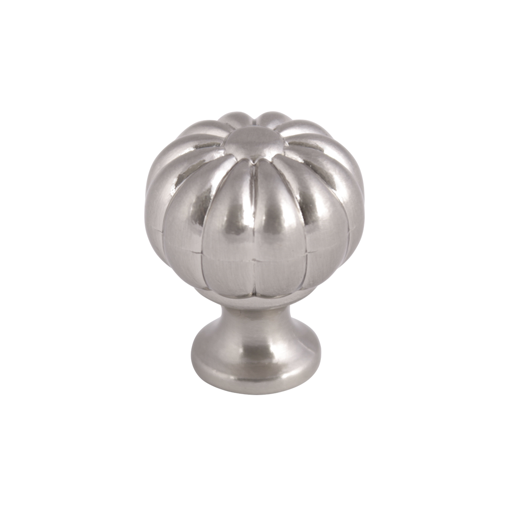 BOTÓN TRADICIONAL PARA MUEBLE 3895 - Handy Home - Handy home ofrece una gama extensa de herrajes, Jaladeras y Accesorios para mueble de madera, diseñados con la más alta calidad y precio accesible. Contamos con gran variedad de herrajes para cocina y gabinetes entre los que se encuentras correderas para cajón, bisagras bidimensionales y Jaladeras para mueble, fabricadas con variedad de materiales de alta calidad como acero inoxidable, acero galvanizado, zamac, aluminio, nylon etc. Que darán un toque moderno y una decoración única a tus muebles. Contamos con toda una línea completa de accesorios para closet que van desde el tubo, rodamientos, colgador de ganchos hasta tornillos para madera que te ayudaran a la fijación y soporte que necesitan tus puertas y muebles.
