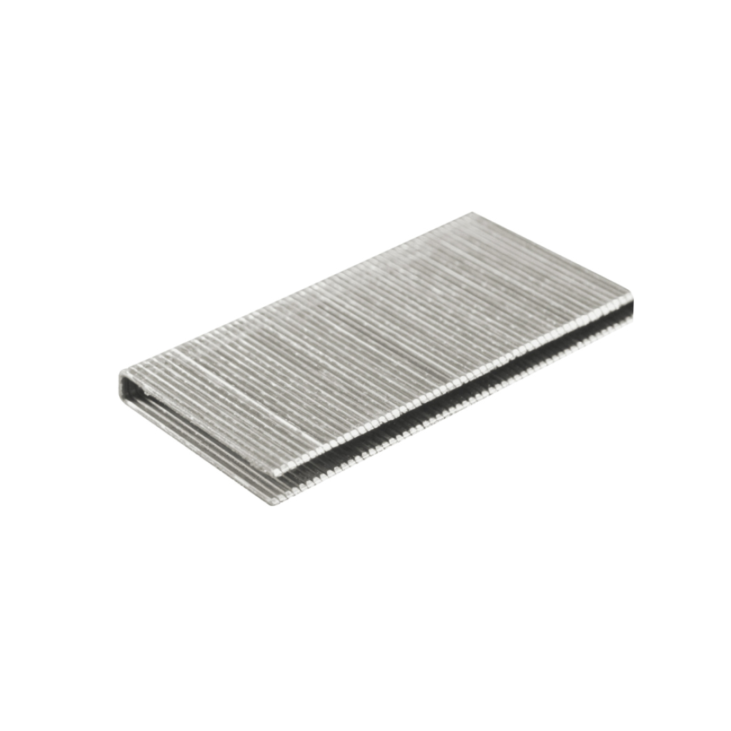 GRAPA "L" CORONA ANGOSTA CORONA 1/4" CALIBRE 18 - Handy Home - Handy home ofrece una gama extensa de herrajes, Jaladeras y Accesorios para mueble de madera, diseñados con la más alta calidad y precio accesible. Contamos con gran variedad de herrajes para cocina y gabinetes entre los que se encuentras correderas para cajón, bisagras bidimensionales y Jaladeras para mueble, fabricadas con variedad de materiales de alta calidad como acero inoxidable, acero galvanizado, zamac, aluminio, nylon etc. Que darán un toque moderno y una decoración única a tus muebles. Contamos con toda una línea completa de accesorios para closet que van desde el tubo, rodamientos, colgador de ganchos hasta tornillos para madera que te ayudaran a la fijación y soporte que necesitan tus puertas y muebles.