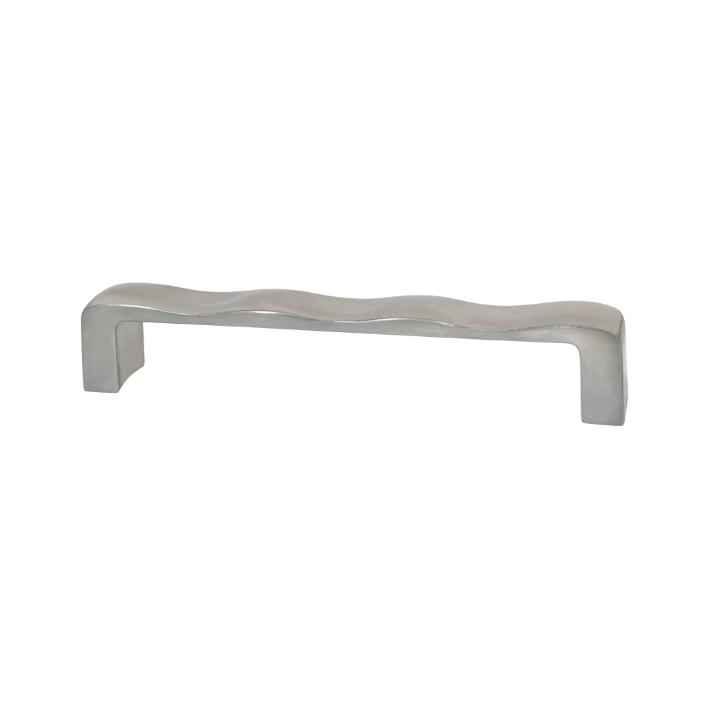 JALADERA CONTEMPORÁNEA LINTON PARA MUEBLE - Handy Home - Handy home ofrece una gama extensa de herrajes, Jaladeras y Accesorios para mueble de madera, diseñados con la más alta calidad y precio accesible. Contamos con gran variedad de herrajes para cocina y gabinetes entre los que se encuentras correderas para cajón, bisagras bidimensionales y Jaladeras para mueble, fabricadas con variedad de materiales de alta calidad como acero inoxidable, acero galvanizado, zamac, aluminio, nylon etc. Que darán un toque moderno y una decoración única a tus muebles. Contamos con toda una línea completa de accesorios para closet que van desde el tubo, rodamientos, colgador de ganchos hasta tornillos para madera que te ayudaran a la fijación y soporte que necesitan tus puertas y muebles.