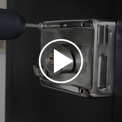 CERRADURA DE SOBREPONER AUTOMÁTICA - Dexter es una marca del grupo Chapa Industrias, S.A. de C.V. 
                                                                            compite fuertemente en el mercado de cerraduras, bisagras, candados y accesorios para puerta teniendo cede en Monterrey, N.L. desde 2004.
                                                                            La marca se desarrolla con la finalidad de dar a los clientes una opción segura, confiable, funcional, durable y diversa de artículos 
                                                                            relacionados con la protección de bienes inmuebles.