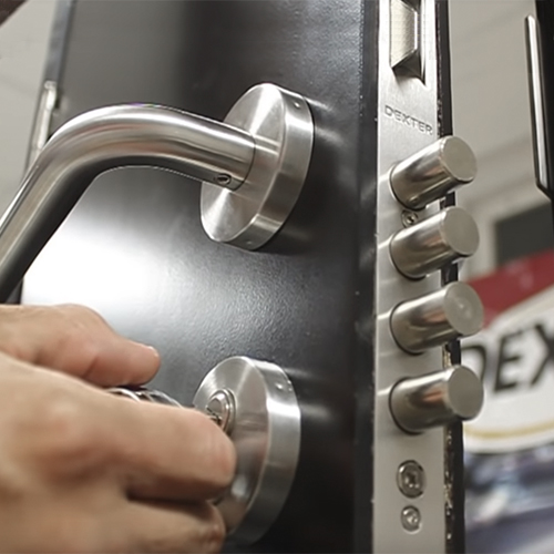 CERRADURA MANIJA DELUXE DE ALTA SEGURIDAD - Dexter es una marca del grupo Chapa Industrias, S.A. de C.V. 
                                                                            compite fuertemente en el mercado de cerraduras, bisagras, candados y accesorios para puerta teniendo cede en Monterrey, N.L. desde 2004.
                                                                            La marca se desarrolla con la finalidad de dar a los clientes una opción segura, confiable, funcional, durable y diversa de artículos 
                                                                            relacionados con la protección de bienes inmuebles.